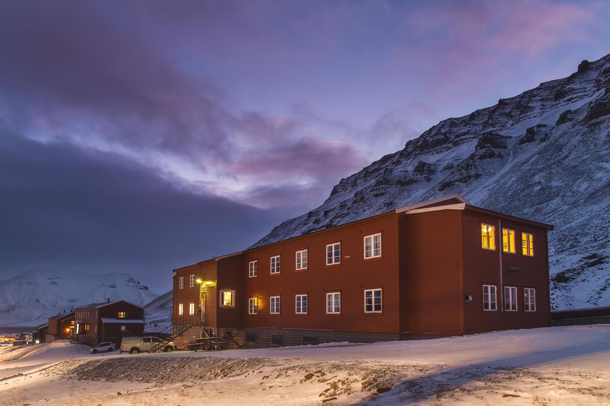 Gjestehuset 102 Hostel Longyearbyen Exterior photo